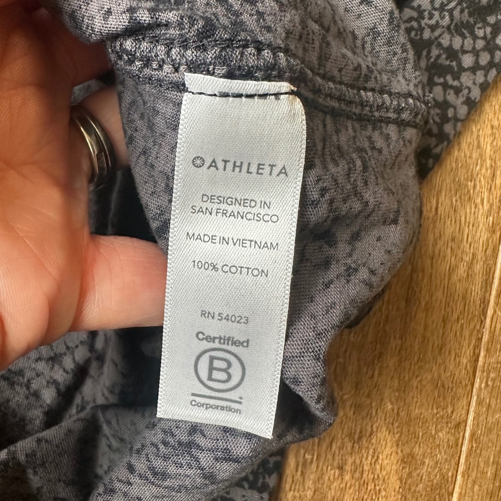 Athleta Snake‎ Print Short Sleeve T Shirt Top Women's Medium Gray Black - Picture 5 of 7